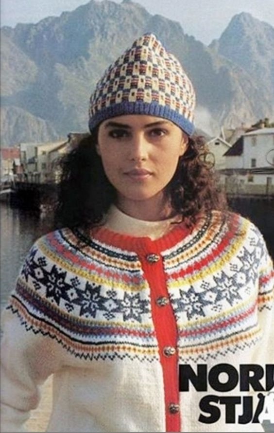 Фото молодой Моники Беллуччи в трикотаже 80-х и 90-х - свитер с орнаментом и шапкой
