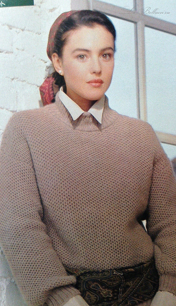 Фото молодой Моники Беллуччи в трикотаже 80-х и 90-х - бежевый свитер с рубашкой