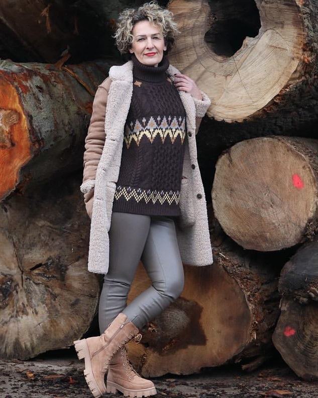 Повседневный осенний стиль 50+ от немки - Коричневый свитер с косичками, серые леггинсы, бежевая дублёнка и замшевые ботинки