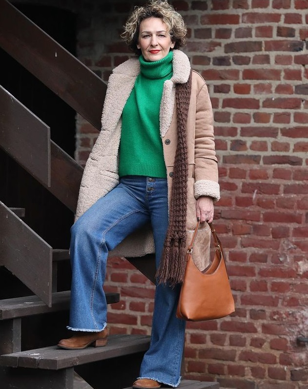 Повседневный осенний стиль 50+ от немки - Зелёный свитер , джинсы, бежевая дублёнка, рыжие замшевые сапоги и сумка
