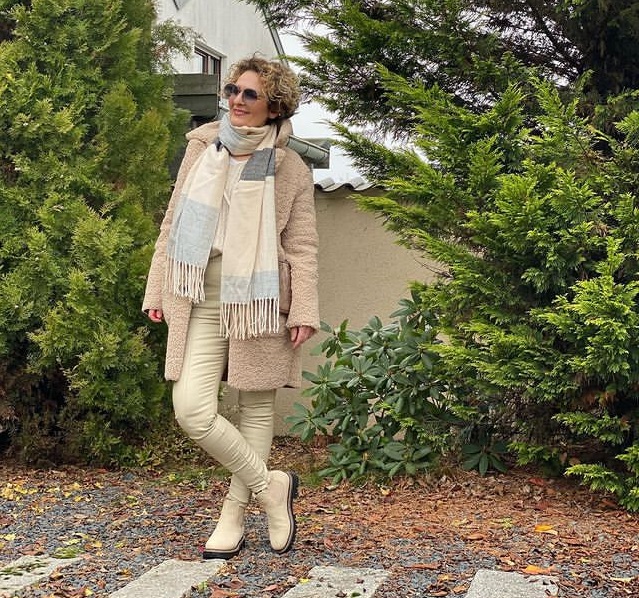 Повседневный осенний стиль 50+ от немки - Плюшевое пальто с молочно-белыми леггинсами и клетчатым шарфом
