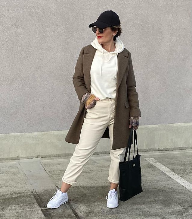 Повседневный осенний стиль 50+ от немки - Белое худи, укороченные брюки, бежевое пальто с белыми кроссовками и чёрной кепкой