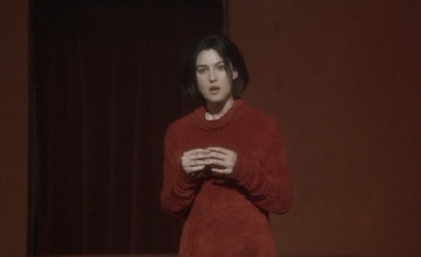 Как носить красный свитер - Моника Беллуччи в красном свитере в фильме «Квартира» (1996)