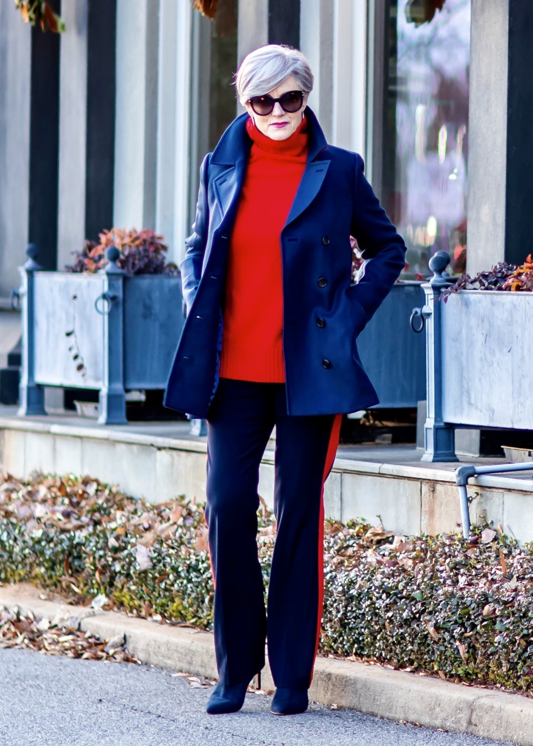 Как носить красный свитер после 50 лет - пальто бушлат