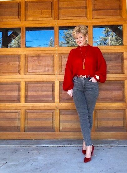 Как носить красный свитер после 50 лет - серые джинсы