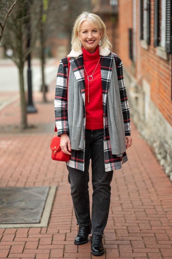 Как носить красный свитер после 50 лет - пальто в клетку