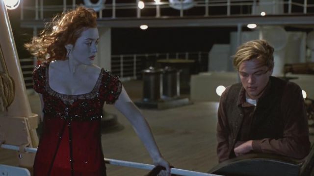 Кейт Уинслет в красном платье в фильме «Титаник» 