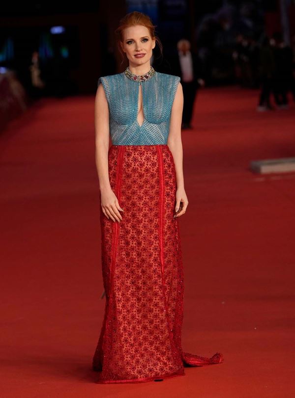 Джессика Честейн в платьях Gucci - красная юбка голубой топ